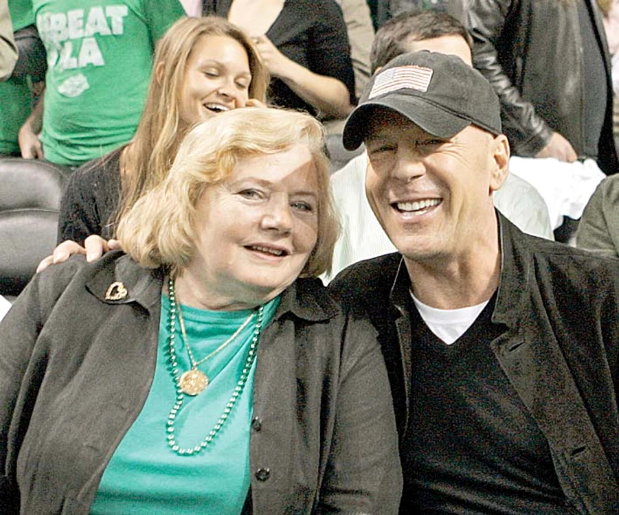 Actorul Bruce Willis (59 de ani) e nedespărţit de mama sa, Marlene Willis (79 de ani)