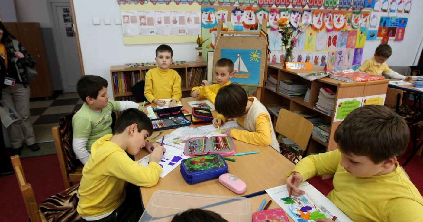 Elevii într-o clasă care îndeplineşte toate normele de funcţionare