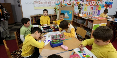 Elevii într-o clasă care îndeplineşte toate normele de funcţionare