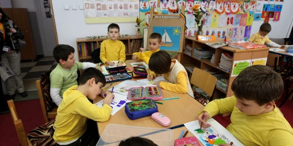 Elevii într-o clasă care îndeplineşte toate normele de funcţionare