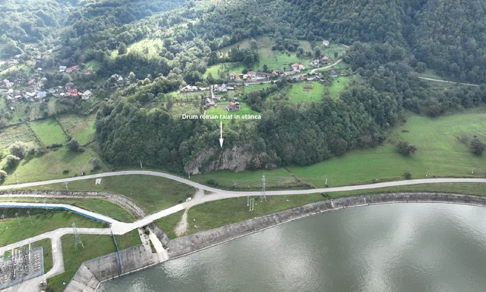 Urmele Drumului Roman săpat în stâncă pe Valea Oltului în Vâlcea Sursă Ovidiu Țentea jpg