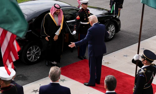 Prințul Mohammed bin Salman aka MBS cu Donald Trump   GettyImages 2246849698 jpg
