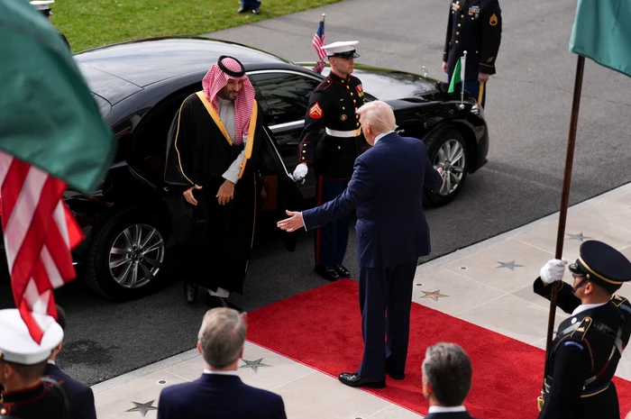 Prințul Mohammed bin Salman aka MBS cu Donald Trump   GettyImages 2246849698 jpg
