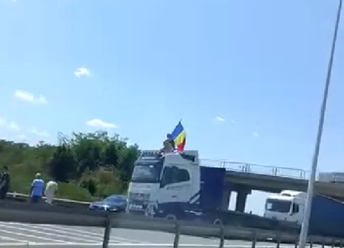 Autostrada A1, pe sensul spre Bucureşti, a fost blocată. Un camion oprit în mjilocul drumului, cu șoferul urcat pe cabină fluturând un steag