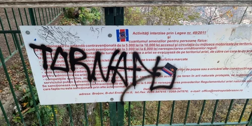 Panou vandalizat de grafferi pe Muntele Tâmpa FOTO Mihai Viorel