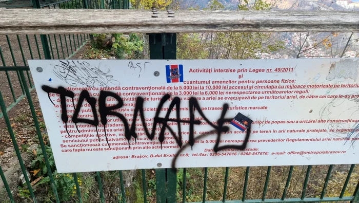 Panou vandalizat de grafferi pe Muntele Tâmpa FOTO Mihai Viorel