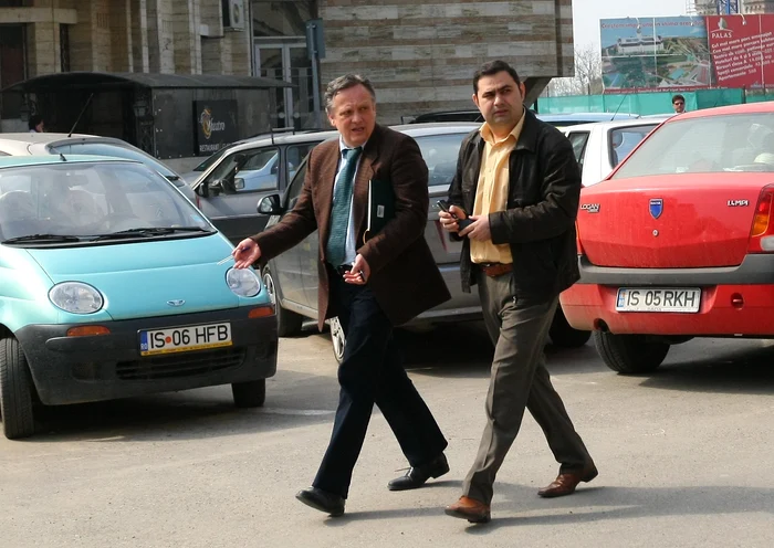 Daniel Corban (dreapta) este acuzat de luare de mită