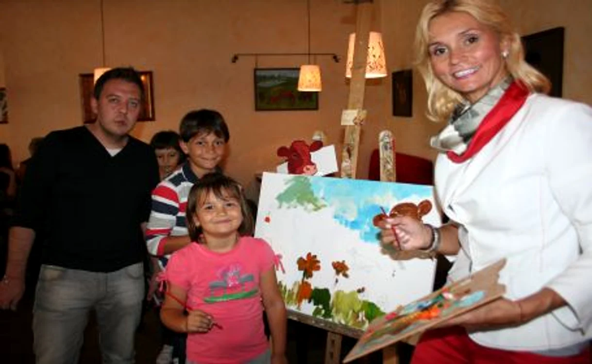 
    Ruxandra a pictat alături de copiii săi  