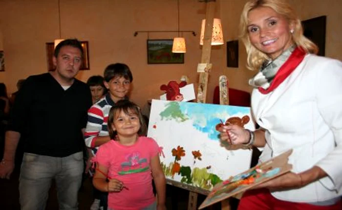 
    Ruxandra a pictat alături de copiii săi  