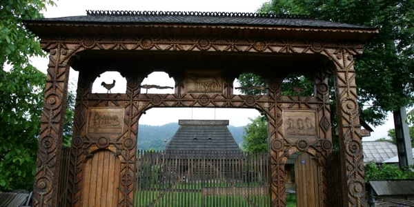poarta maramureseana