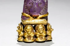 Pandantiv cu cap de leu montat pe o bază de aur decorată cu babuini (© Cleveland Museum of Art)