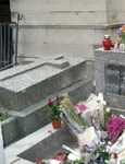 Mormântul lui Jim Morrison din cimitirul Pere-Lachaise din Paris (© Wikimedia Commons)