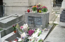 Mormântul lui Jim Morrison din cimitirul Pere-Lachaise din Paris (© Wikimedia Commons)