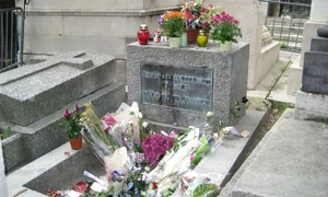 Mormântul lui Jim Morrison din cimitirul Pere-Lachaise din Paris (© Wikimedia Commons)