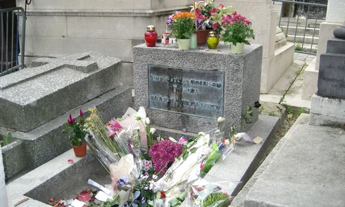 Mormântul lui Jim Morrison din cimitirul Pere-Lachaise din Paris (© Wikimedia Commons)