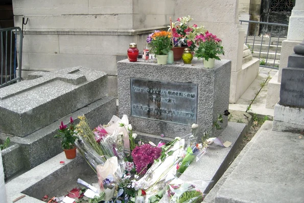 Mormântul lui Jim Morrison din cimitirul Pere-Lachaise din Paris (© Wikimedia Commons)