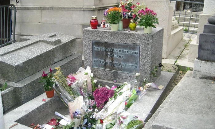 Mormântul lui Jim Morrison din cimitirul Pere-Lachaise din Paris (© Wikimedia Commons)