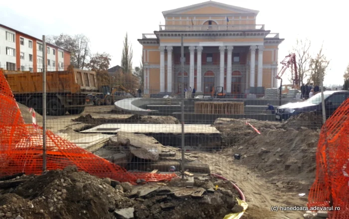 Lucrări la Casa de cultură din Hunedoara. FOTO: ADEVĂRUL. Daniel Guţă.