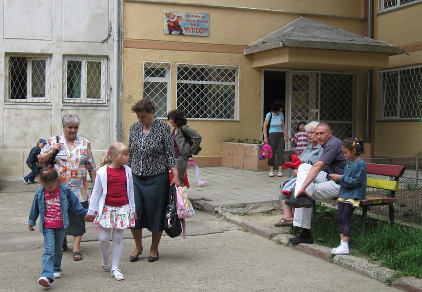Copil mușcat de față, de mai multe ori, de un coleg de grădiniță. Părinții, anunțați cu întârziere despre incident