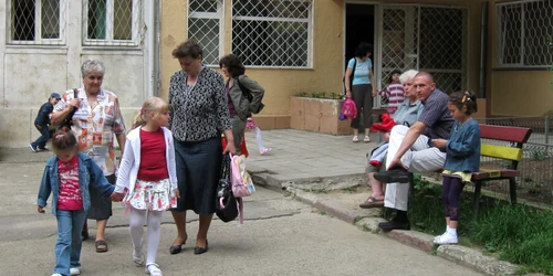 Copii ieşind de la grădiniţă. Foto arhivă.