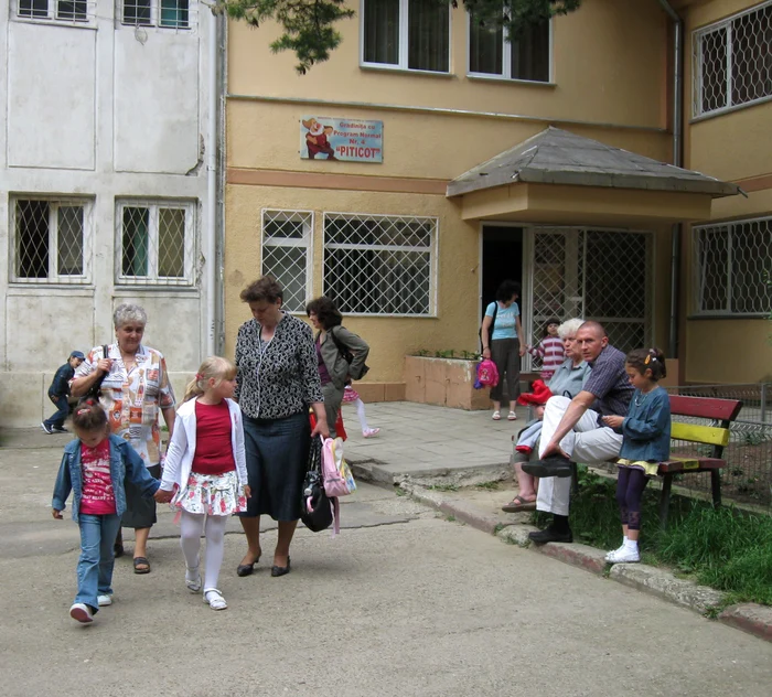 Copii ieşind de la grădiniţă. Foto arhivă.