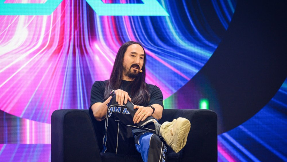 Steve Aoki revine în România pentru evenimentul IQOS  .