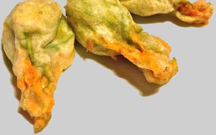 Florile de dovlecel sunt tradiţionale în bucătaria mediteraneană, iar dupa reţeta clasică se umplu cu risotto şi ierburi aromate tocate marunt, cu pesmet sau ricotta, apoi se sotează sau se prăjesc în ulei până devin crocante. FOTO www.eatingitalyfoodtours.com