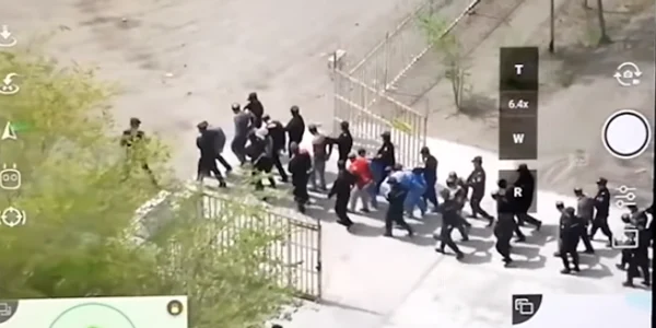Imagini cu prizonieri legaţi la ochi şi încătuşaţi în China