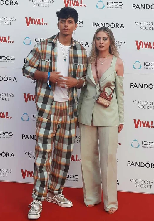 E pentru prima oară când Emilian se afişează cu iubita