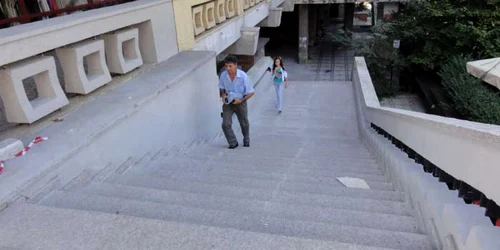 Treptele au fost îmbrăcate în granit în acelaşi ton cu pavajul esplanadei din centrul oraşului, aflată în imediata apropiere