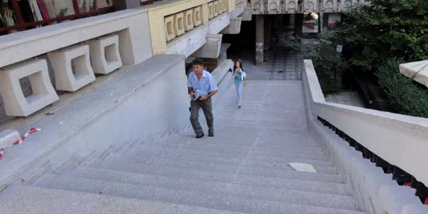 Treptele au fost îmbrăcate în granit în acelaşi ton cu pavajul esplanadei din centrul oraşului, aflată în imediata apropiere