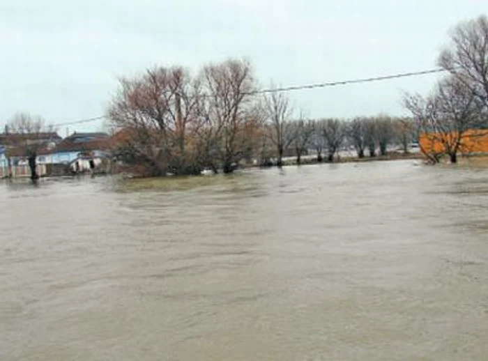 
    Apele au pus stăpânire pe casele oamenilor  