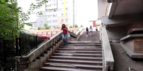 Toţi care folosesc scările de la "Oltul" trebuie să fie foarte atenţi unde păşesc...