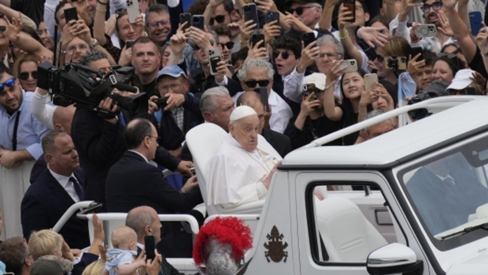 Momentul cu care Papa Francisc i-a cucerit definitiv pe români. Liderul Bisericii Catolice, un model de modestie