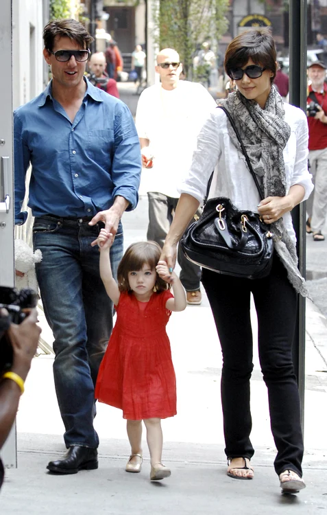 Katie Holmes, Tom Cruise şi fetiţa Suri, fotografiaţi în 2008 pe când formau o familie fericită