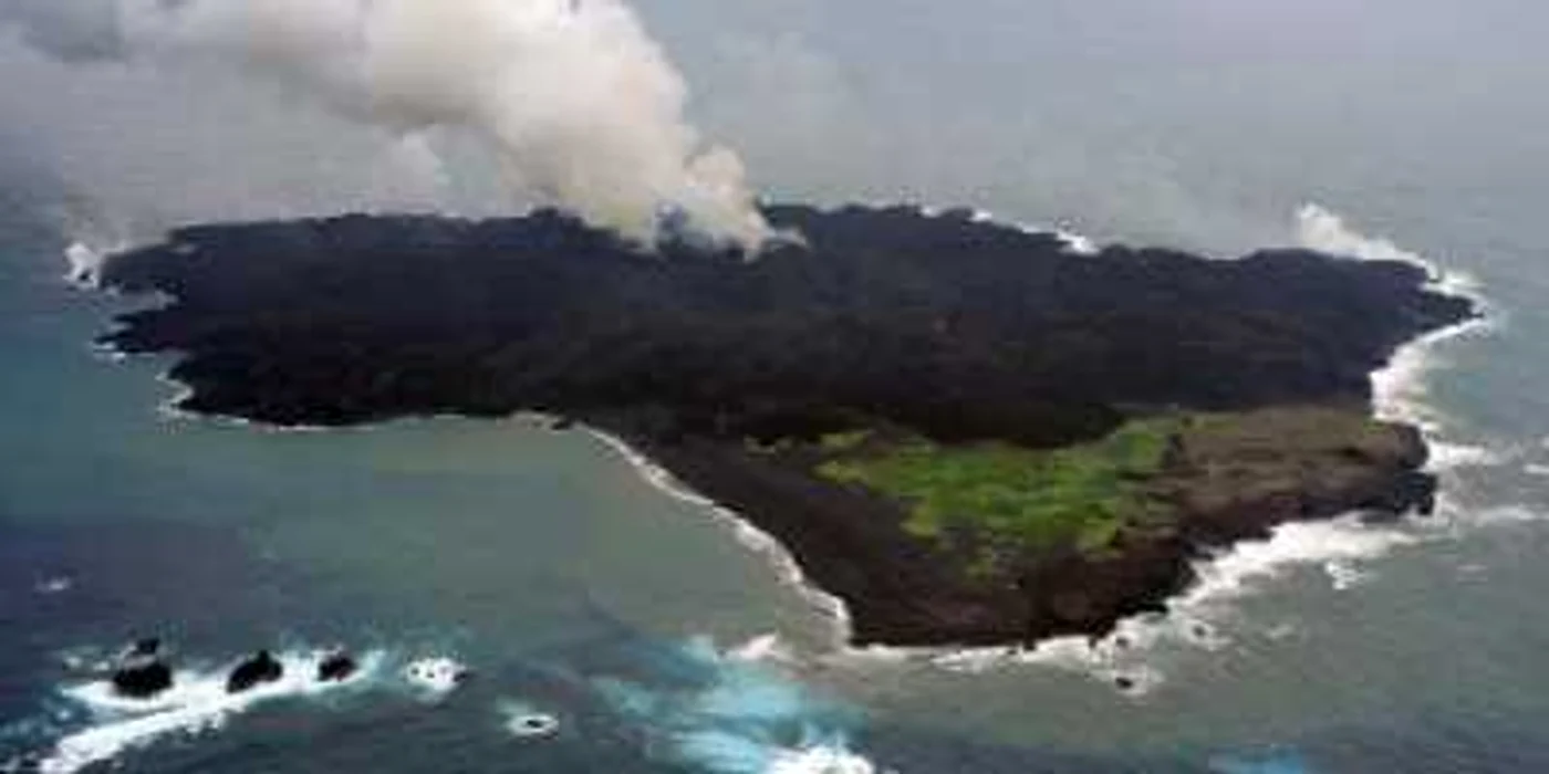 Vulcanul aflat în erupţie pe noua insulă japoneză. FOTO: AFP