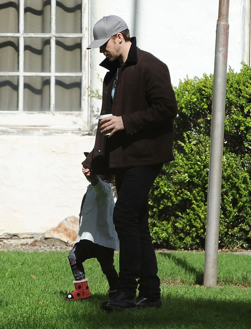 Exclusive Ryan Gosling Running Errands With His Daughter jpeg