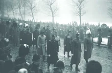 La finalul lui noiembrie 1925, prinţul moştenitor Carol ia parte, la Londra, la funeraliile Reginei Alexandra şi decide să nu mai revină în România; Carol, pe rândul al doilea, dreapta (foto: Getty Images)