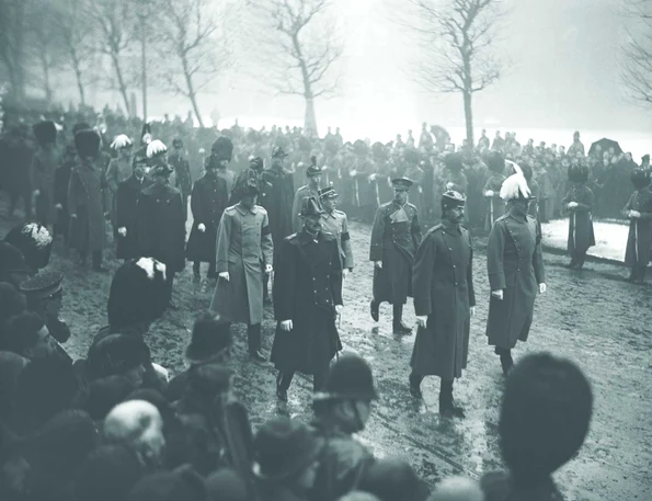 La finalul lui noiembrie 1925, prinţul moştenitor Carol ia parte, la Londra, la funeraliile Reginei Alexandra şi decide să nu mai revină în România; Carol, pe rândul al doilea, dreapta (foto: Getty Images)