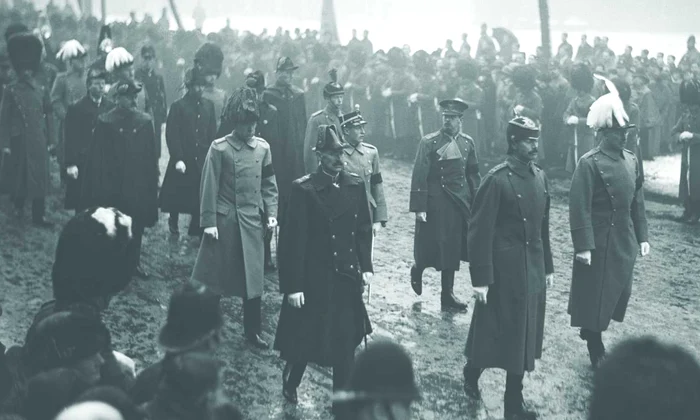 La finalul lui noiembrie 1925, prinţul moştenitor Carol ia parte, la Londra, la funeraliile Reginei Alexandra şi decide să nu mai revină în România; Carol, pe rândul al doilea, dreapta (foto: Getty Images)