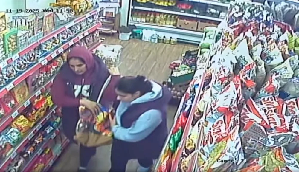 Momentul în care două femei fură dintr-un supermarket românesc din Marea Britanie. „O rață congelată și două caserole de burta de vită”