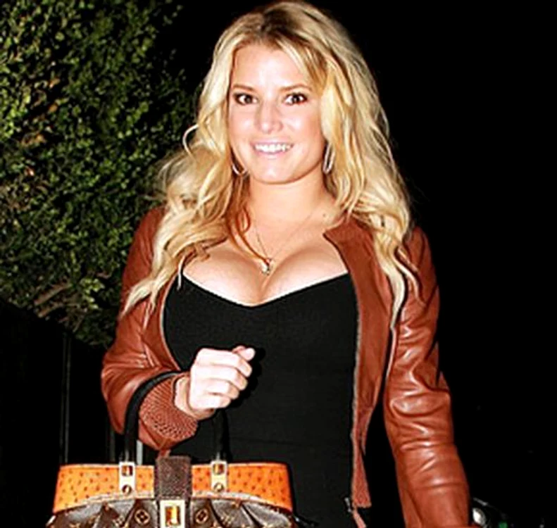 Jessica Simpson are acum sâni de milioane. (Sursa foto: usmagazine.com)