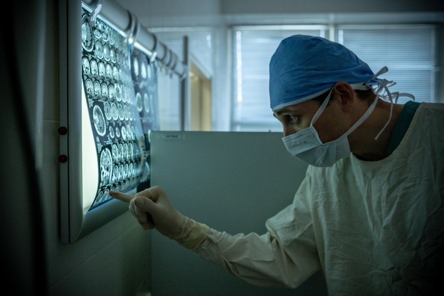 „Moartea domnului Lăzărescu”, varianta 2026: o familie acuză că un pacient cu AVC a fost plimbat între spitale. Ce spun medicii