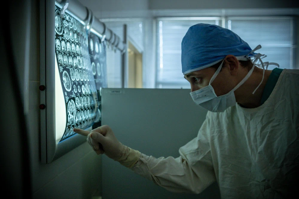 „Moartea domnului Lăzărescu”, varianta 2026: o familie acuză că un pacient cu AVC a fost plimbat între spitale. Ce spun medicii