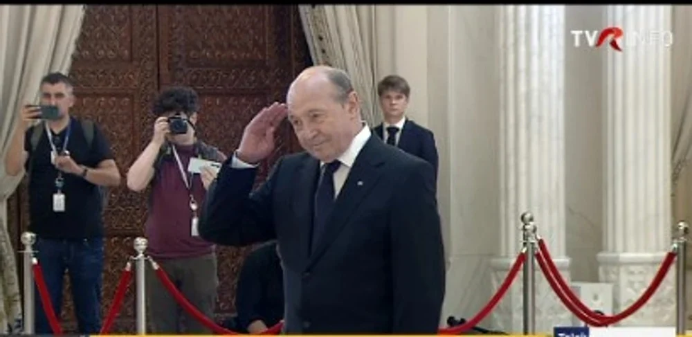 Cum explică Traian Băsescu gestul pe care l-a făcut cu mâna la înmormântarea lui Ion Iliescu