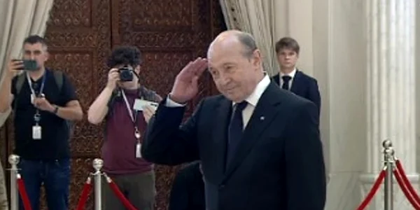 traian basescu salut ion iliescu jpg