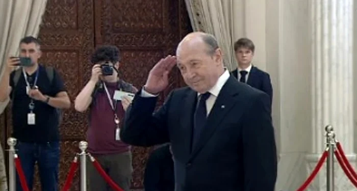 Fostul președinte Traian Băsescu, la catafalcul lui Iliescu FOTO: Captură video