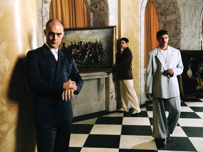 "Hoții" spanioli și oastea lui Mihai Viteazul, la Muzeul Național de Artă al României. FOTO: Netflix