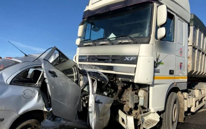 Şoferul autoturismul a intrat frontal într-un autocamion FOTO: ISU Suceava