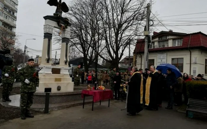 Ceremonie la monumentul Eroilor Galaţiului FOTO C Crângan